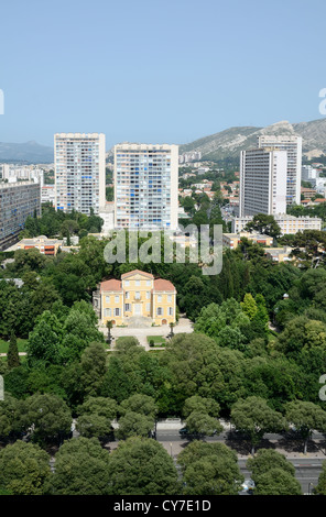 Luftaufnahme des Parks und der Türme von Bastide de la Magalone in den Vororten von Sainte-Marguerite Marseille oder Marseille Provence Frankreich Stockfoto