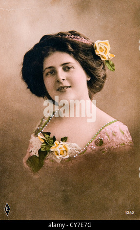 Edwardian Pinup Model 1900s 1910s. VEREINIGTES KÖNIGREICH. Geschickt, um 1911. Stockfoto