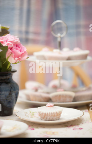 Rosa und weiße Feenkuchen mit einem Blumenstrauß aus rosa Blüten Stockfoto