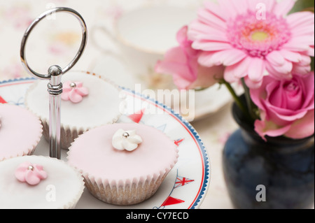 Rosa und weiße Feenkuchen Stockfoto