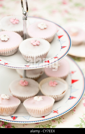 Tortenplatte mit rosa und weißen Feenkuchen Stockfoto