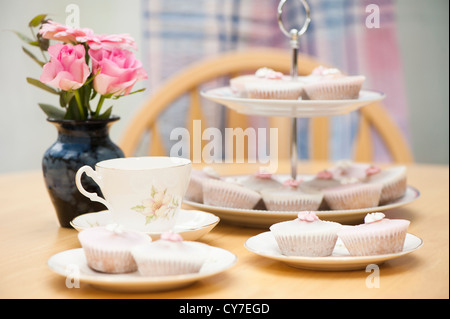 Nachmittags Tee und Fee Kuchen Stockfoto