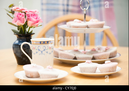 Nachmittags Tee und Fee Kuchen Stockfoto