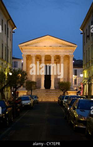 Die Maison Carrée oder römischen Tempel beleuchtet in der Nacht oder bei Dämmerung Nimes Gard France Stockfoto