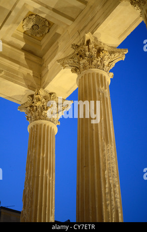 Korinthische Säulen der Maison Carrée oder römischen Tempel in Nimes beleuchtet bei Nacht Gard France Stockfoto