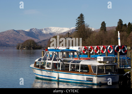 Lake Windermere im kalten Winter mit Schnee auf den Fjälls-Hügel - Nationalpark Lake District Stockfoto