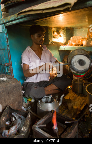 Beengten Chai stall in einer Gasse Khari Baoli Straße, (Markt Gewürzbasar aus Chandni Chowk), Alt-Delhi, Indien Stockfoto