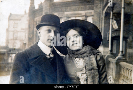 Edwardians Paar Birmingham UK 1910s Siehe Abbildung CY7F5X für die Rückseite dieser eduwardianischen echten Fotopostkarte, England. Stockfoto