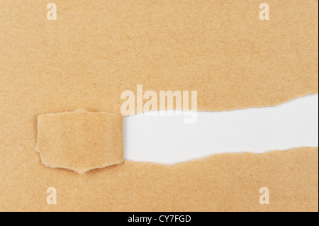 Gelbes Papier, weißes Papier dahinter offenbart gerissen Stockfoto