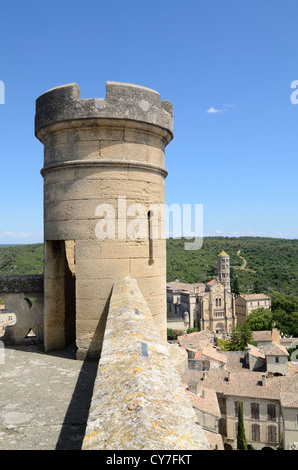 Blick auf den Aussichtsturm von Uzès Château oder Herzogspalast, die Kathedrale Saint-Théodorit und die Altstadt oder den historischen Bezirk Uzès Gard France Stockfoto