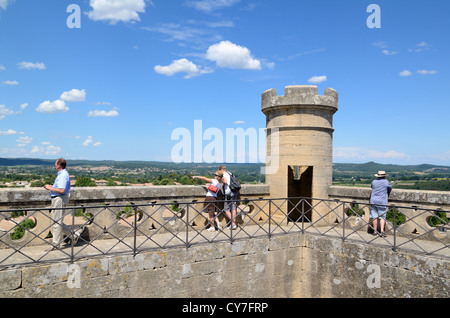 Touristen bewundern das Panorama oder den Panoramablick über Uzes oder Uzès vom Berghaus Uzès Château oder Herzogspalast Uzès Gard France Stockfoto