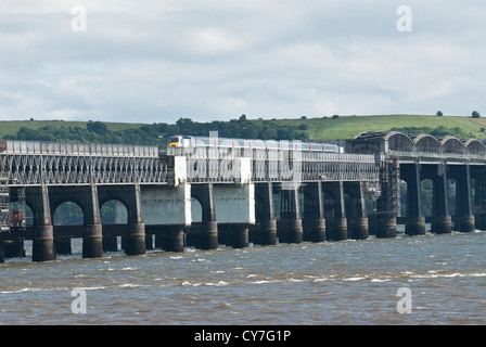 Intercity 125 Ostküste Bahnübergang die Tay Eisenbahnbrücke am Dundee. Schottland Stockfoto