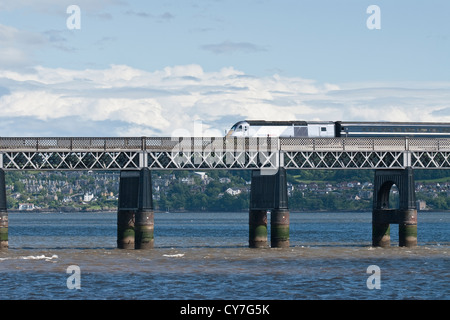 Intercity 125 Ostküste Bahnübergang die Tay Eisenbahnbrücke am Dundee. Schottland Stockfoto