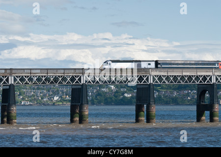 Intercity 125 Ostküste Bahnübergang die Tay Eisenbahnbrücke am Dundee. Schottland Stockfoto