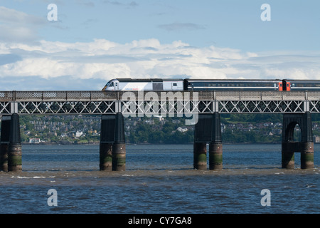 Intercity 125 Ostküste Bahnübergang die Tay Eisenbahnbrücke am Dundee. Schottland Stockfoto