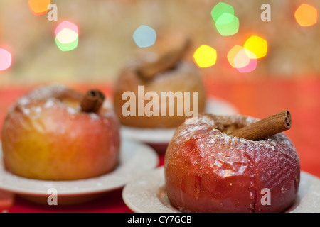 Weihnachts-Essen Bratäpfel mit Zimt und Anis closeup Stockfoto