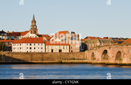 Blick nach Norden über den Fluss Tweed zu Berwick-auf-Tweed Berwick und Brücke. An der Ostküste von Schottland und England, Großbritannien Stockfoto