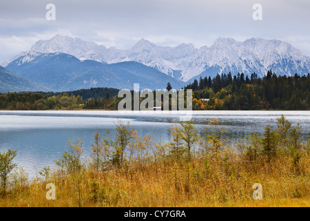 wunderschöne Berge und Barmsee im Herbst Stockfoto