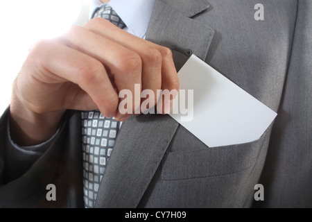 Unternehmer, die eine Visitenkarte aus der Tasche ziehen Stockfoto