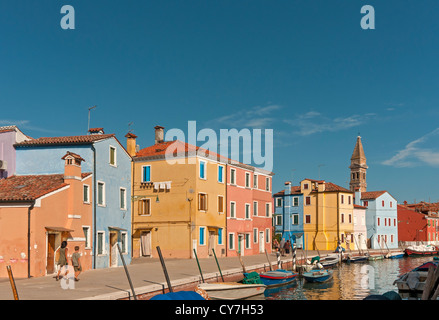 Burano-Kanal mit schiefen Turm der Kirche von San Martino, Fondamenta della Pescheria, Venedig, Veneto, Italien Stockfoto