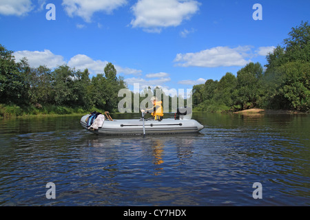 zwei jungen auf Schlauchboot am Fluss Stockfoto