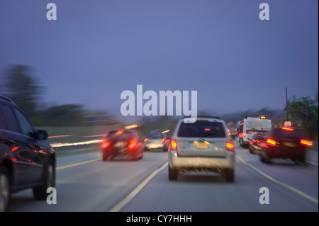 Autos auf der Autobahn bei Nacht mit Motion Blur Stockfoto