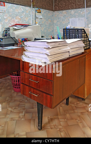 Haufen von Papieren auf Tisch im Büro Stockfoto