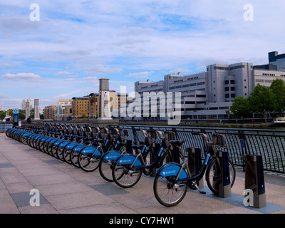 Rack mit Barclays Fahrräder, Canary Wharf London Vereinigtes Königreich. Stockfoto