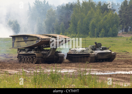 BLG - 60M 2 Bridgelayer Behälter und MT-LBV Transportbehälter der finnischen Armee. Stockfoto