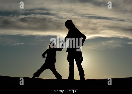 Mutter und Tochter Silhouetten in der Wüste Sahara Stockfoto