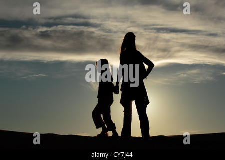 Mutter und Tochter Silhouetten in der Wüste Sahara Stockfoto