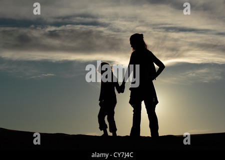 Mutter und Tochter Silhouetten in der Wüste Sahara Stockfoto