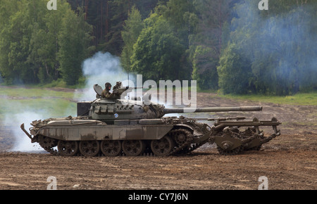 Kampfpanzer T - 55M von der finnischen Armee mit KMT-5 Mine clearing-Walze. Stockfoto