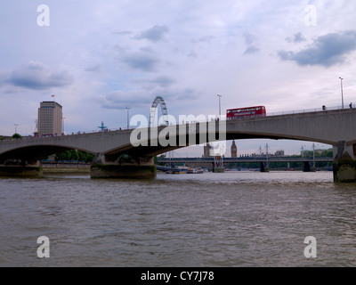 Ansicht des Damm-Brücke mit London Bus vom River Thames Clipper, London Vereinigtes Königreich. Stockfoto
