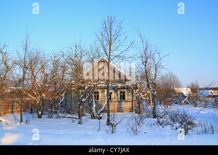 altes Landhaus unter Schnee Stockfoto