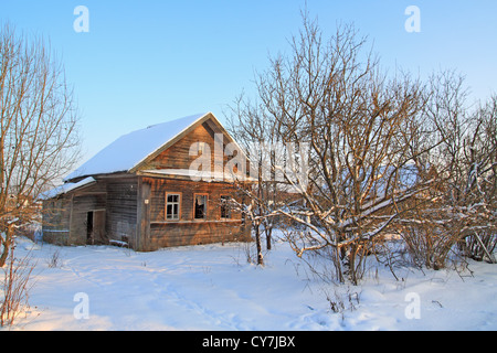 altes Landhaus unter Schnee Stockfoto