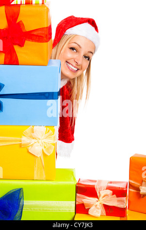 Junge attraktive blonde glückliche Frau in Santa Kostüm umgeben von Weihnachten Geschenk-Boxen, isoliert auf weißem Hintergrund. Stockfoto