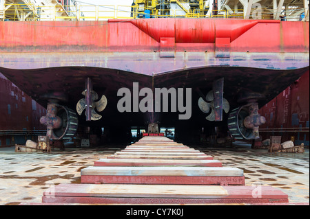 Schiffsschraube im Trockendock auf Blöcken Stockfoto