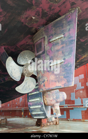 Schiff Propeller und Ruder im Trockendock Stockfoto