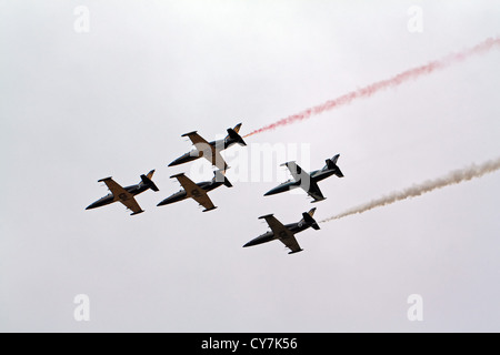 vier Düsenflugzeuge im bewölkten Himmel Stockfoto