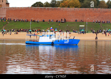 altes Motorboot am großen Fluss Stockfoto