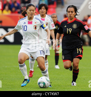 Japan-Team-Kapitän Homare Sawa (L) steuert den Ball gegen Monica Ocampo von Mexiko (R) bei einer FIFA Frauen WM-Spiel. Stockfoto