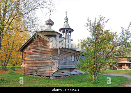 Aging-orthodoxe Kapelle im Dorf Stockfoto