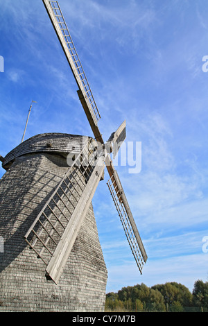 Aging Treppe auf himmlischen Hintergrund Stockfoto