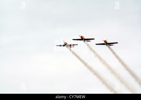 drei Flugzeuge im bewölkten Himmel Stockfoto