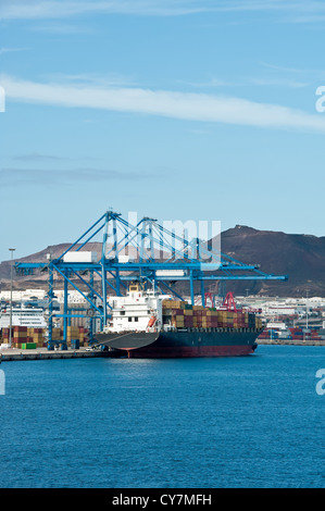 Containerschiff im Hafen von Las Palmas geladen wird Stockfoto