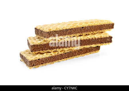 Ein Stapel von Wafern gefüllt mit Schokolade, die isoliert auf weißem Hintergrund Stockfoto