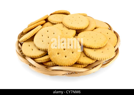 Cracker in einer Korb-Platte isoliert auf weißem Hintergrund Stockfoto