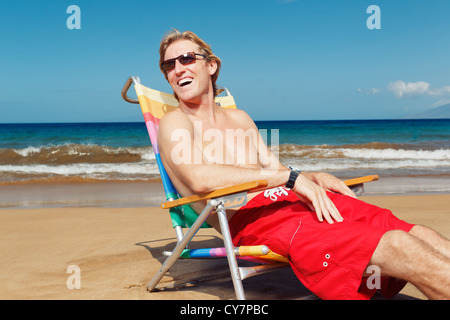 Porträt von glücklich Jüngling Entspannung am Strand Stockfoto