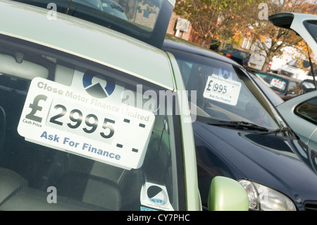 gebrauchte Auto Autos viel Vertrieb Verkauf Verkäufer aus zweiter Hand verwendet kaufen kaufen einen alten Preis Verkäufer Verkäufer Männer Mann Arthur Daley Stockfoto